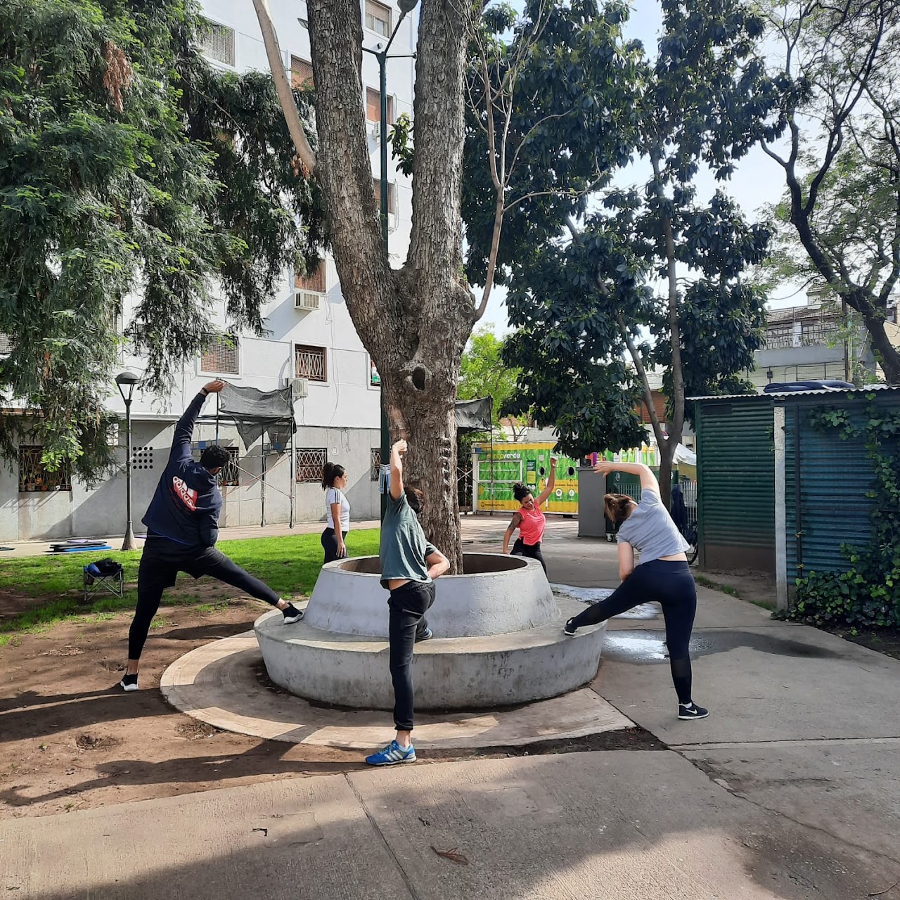 Clase grupal de entrenamiento al aire libre en una plaza de Villa Urquiza.