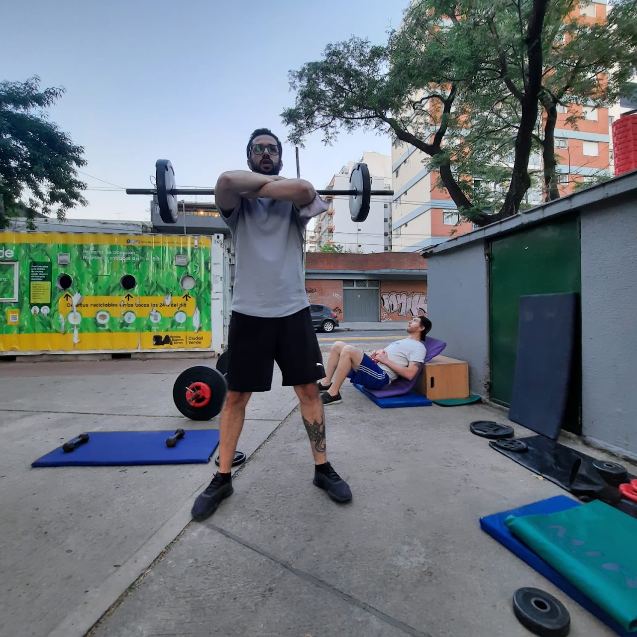 Entrenamiento personalizado con pesas en sesión al aire libre.