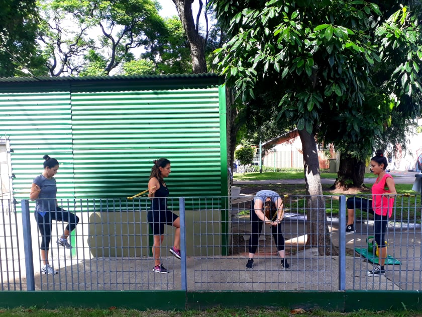 Grupo de pacientes haciendo ejercicios de movilidad al aire libre.